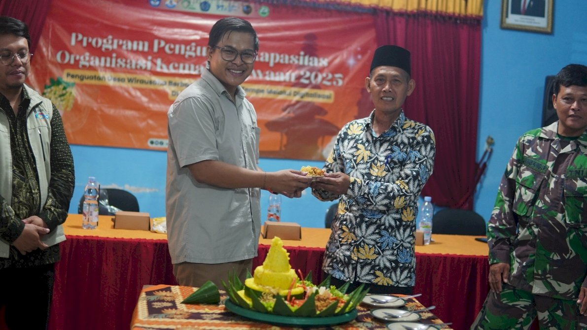 Sambut Era Digital : HMP PTI UMS Hadirkan Website Digitalisasi Pemasaran Tempe di Desa Sentono
